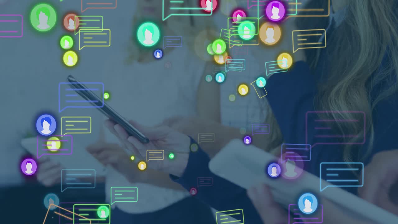 animación de iconos de redes sociales y procesamiento de datos sobre mujer caucásica usando teléfono inteligente.