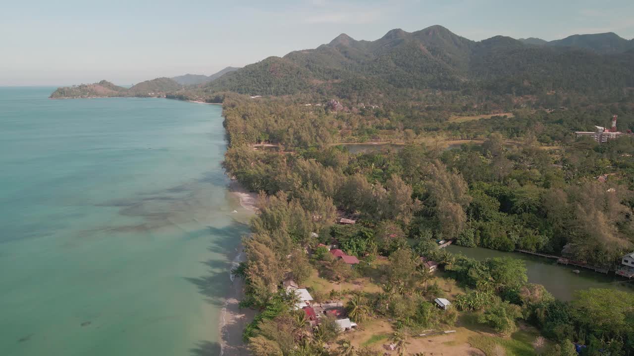 vista aérea de la costa y la playa, las montañas tropicales y el océano, koh chang