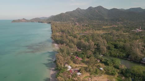 Vista-Aérea-De-La-Costa-Y-La-Playa,-Las-Montañas-Tropicales-Y-El-Océano,-Koh-Chang