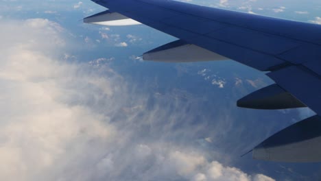 Flugzeugblick-Auf-Die-Berge