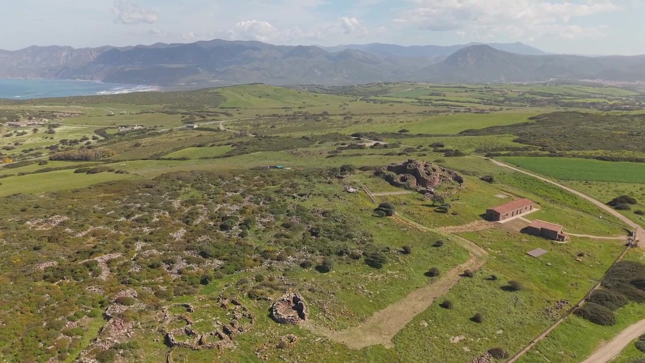 Vista aerea del Nuraghe Seruci, un antico sito archeologico nuragico a Gonnesa, Sardegna meridionale, Italia