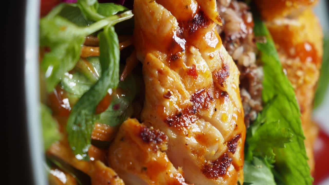 Insalata di pollo alla griglia in primo piano