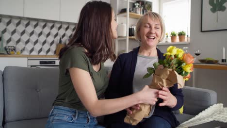 Handvideo-Einer-Tochter,-Die-Ihrer-Mutter-Blumen-Schenkt