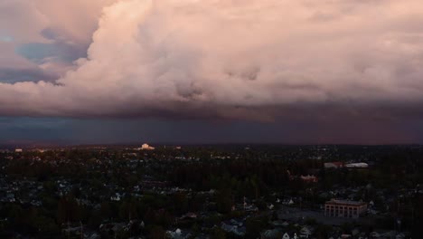 clima sombrío y nubes tormentosas sobre tacoma, washington en estados unidos de américa