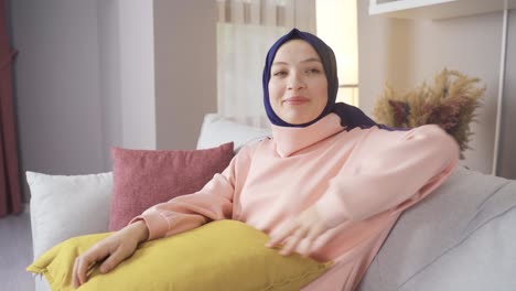 Muslimische-Frau-Im-Hijab-Träumt,-Denkt,-Sucht-Nach-Ideen.