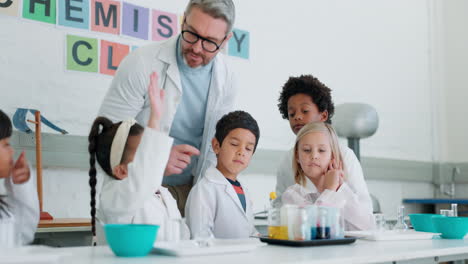 levante la mano, la ciencia y el maestro con los niños