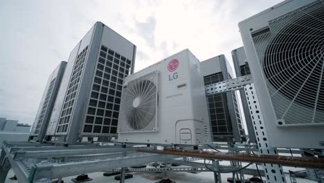 el sistema de aire acondicionado y ventilación de una gran instalación industrial se encuentra en el techo. incluye un aire acondicionado, escape de humo y ventilación.