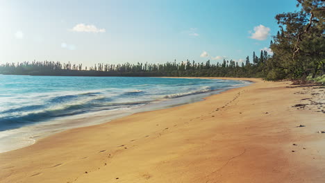 Time-lapse-of-gentle-waves-washing-up-on-Baie-des-Rouleaux-beach,-Isle-of-Pines