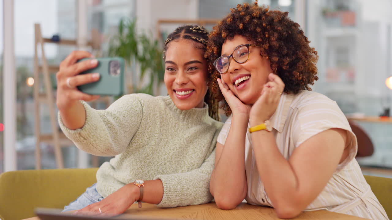 Donna, amici e sorriso per selfie