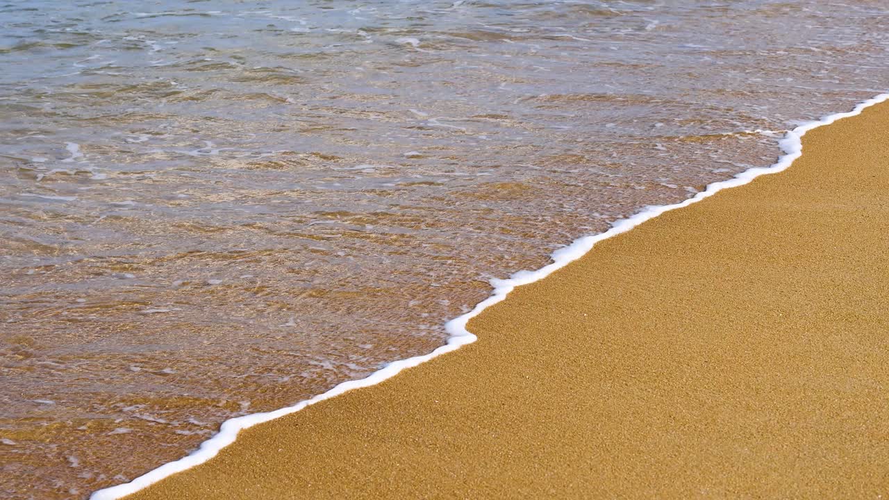 바다의 물결은 부드럽게 모래 해변을 만니다.