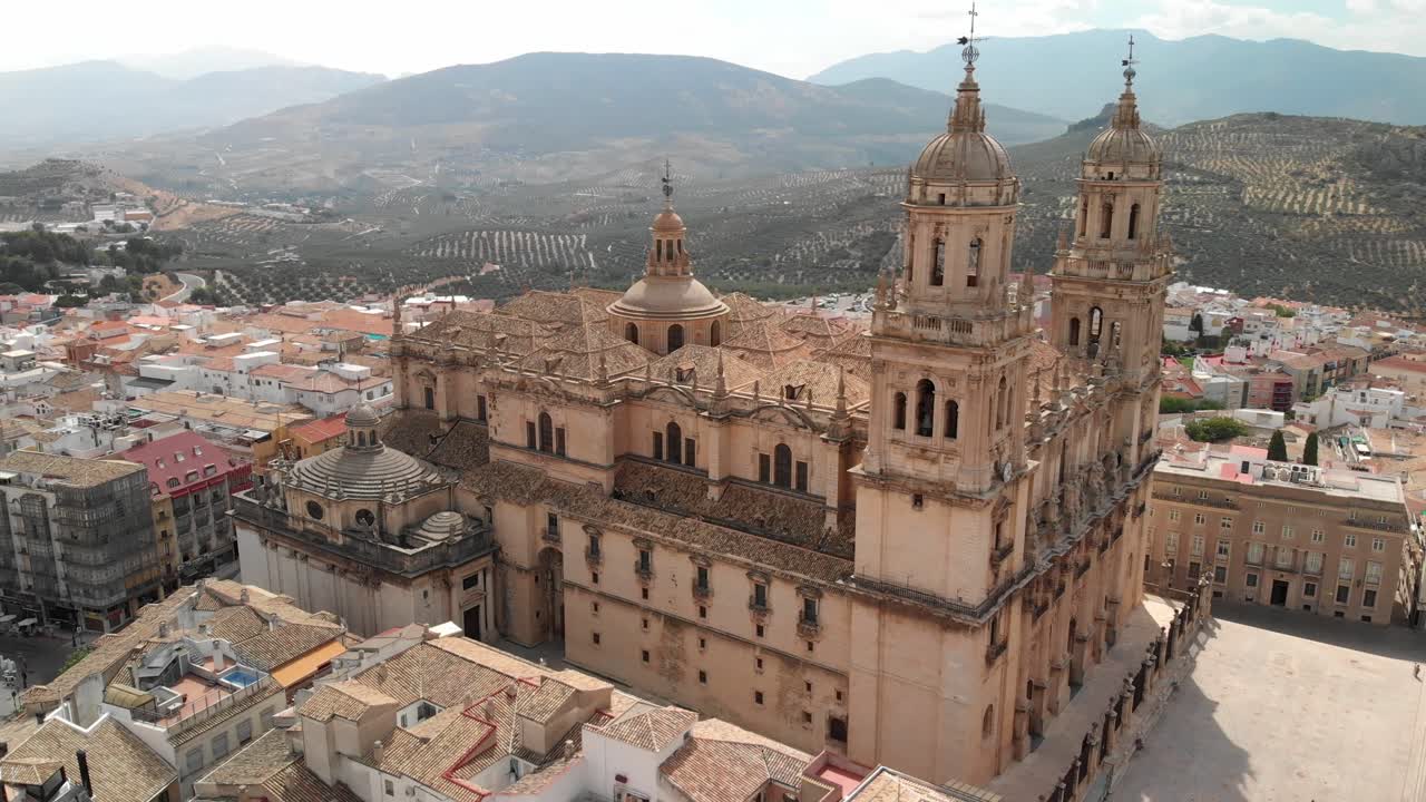españa catedral de jaén, catedral de jaén, tomas voladoras de esta antigua iglesia con un dron a 4k 24fps usando un filtro nd también se puede ver el casco antiguo de jaén