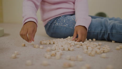 niña pequeña en el suelo de la sala de juegos