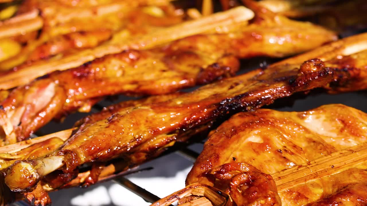 시장 에서 전시 된 맛있는 그릴 된