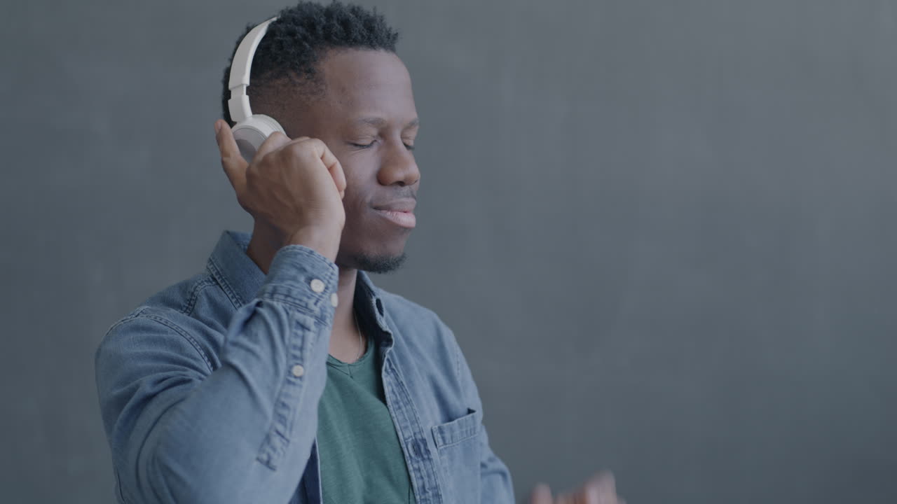 Hombre escuchando música con auriculares