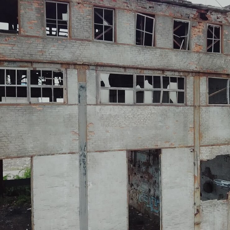 Drone sobrevoa uma fábrica abandonada. Vista aérea de prédios industriais abandonados.