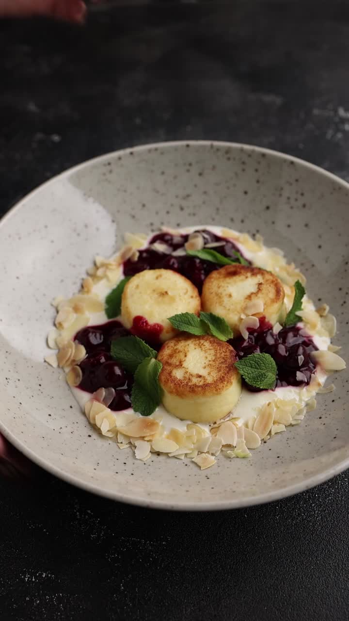 시르니키와 체리 소스