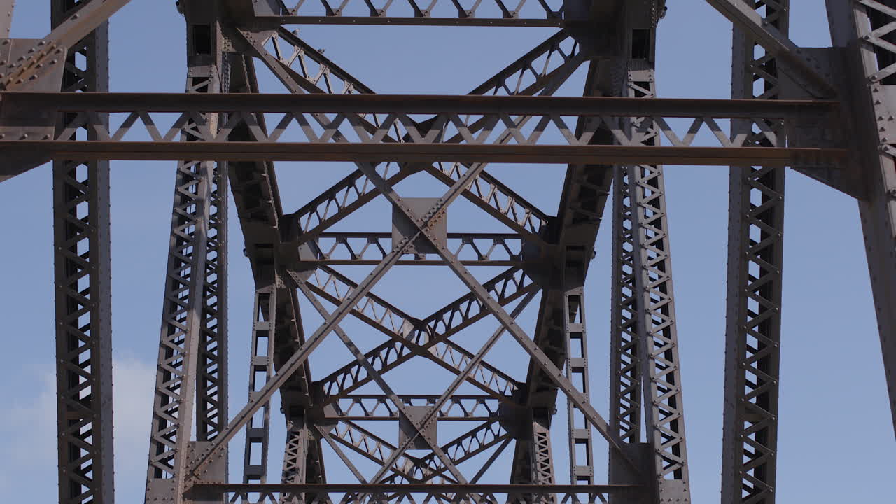 vista desde la pasarela en el puente big four en louisville kentucky cruzando el río ohio hacia indiana con una inclinación hacia arriba para ver vigas de acero