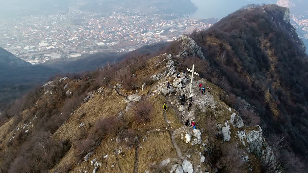 십자가가 있는 산꼭대기의 드론 루프