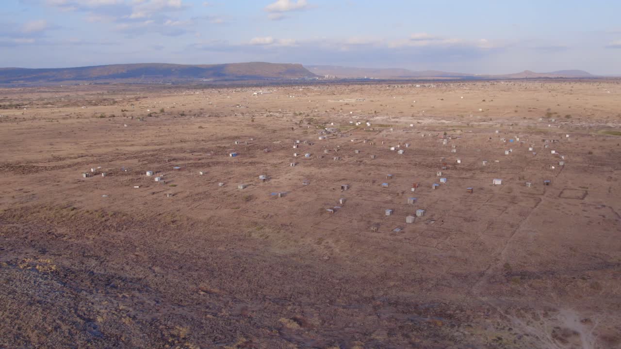 아프리카 의 건조 하고 건조 한 풍경 을 공중 에서 볼 수 있다