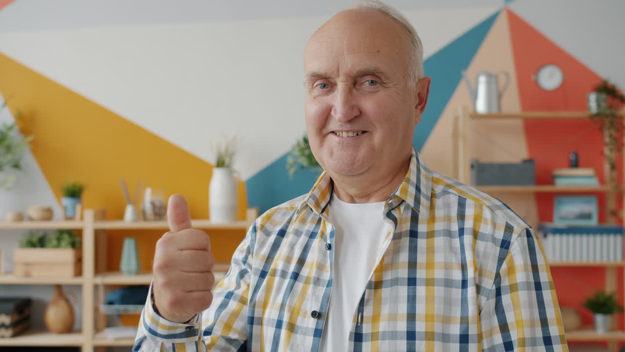 hombre mayor sonriente dando un pulgar hacia arriba