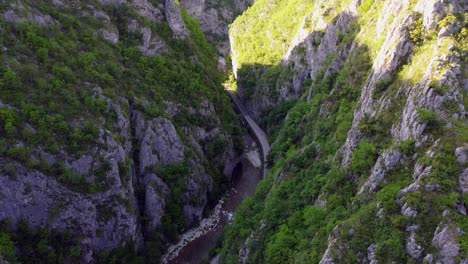 Vista-Aérea-Del-Paisaje-De-Montaña