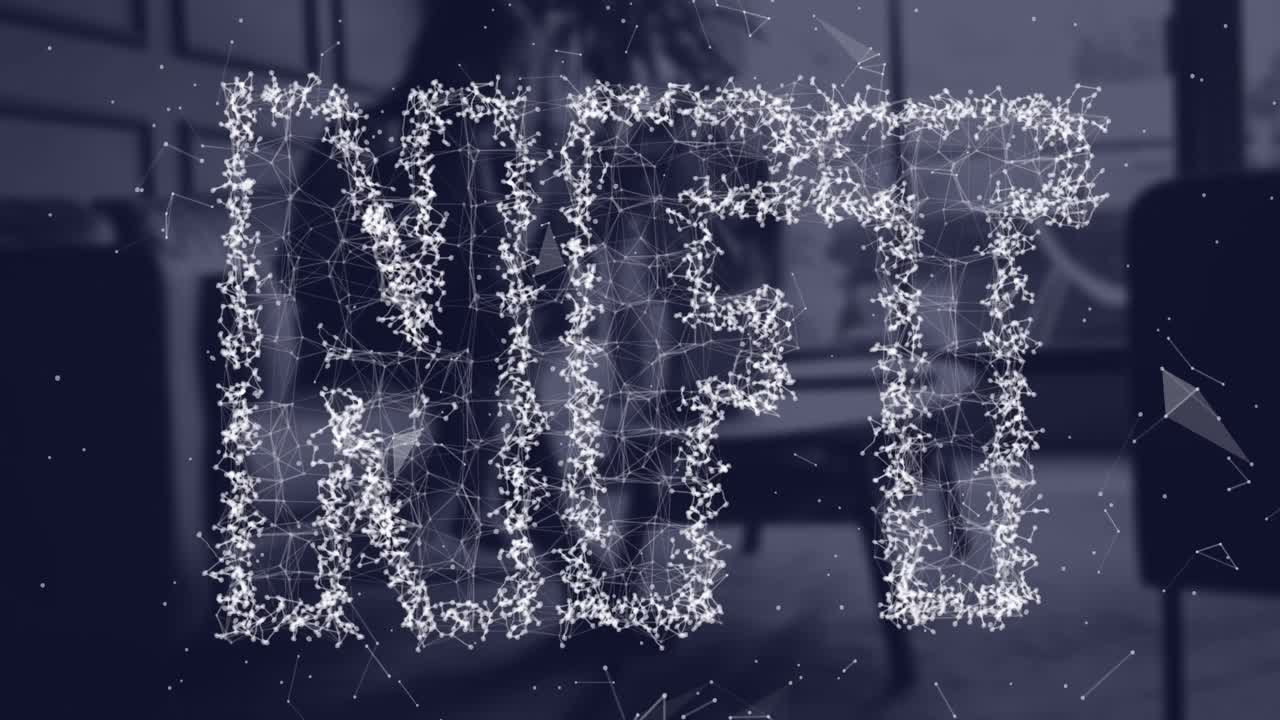 nft 텍스트를 형성하는 연결된 점의 애니메이션, 사무실에서 노트북을 보는 커피를 마시는 사업가