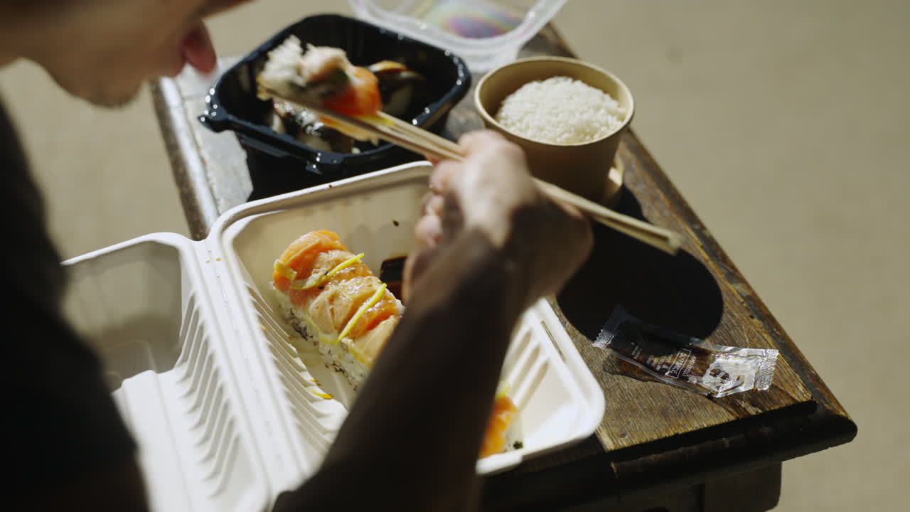 primer bocado sushi plato principal rollo arroz anguila sashimi palillos 4k