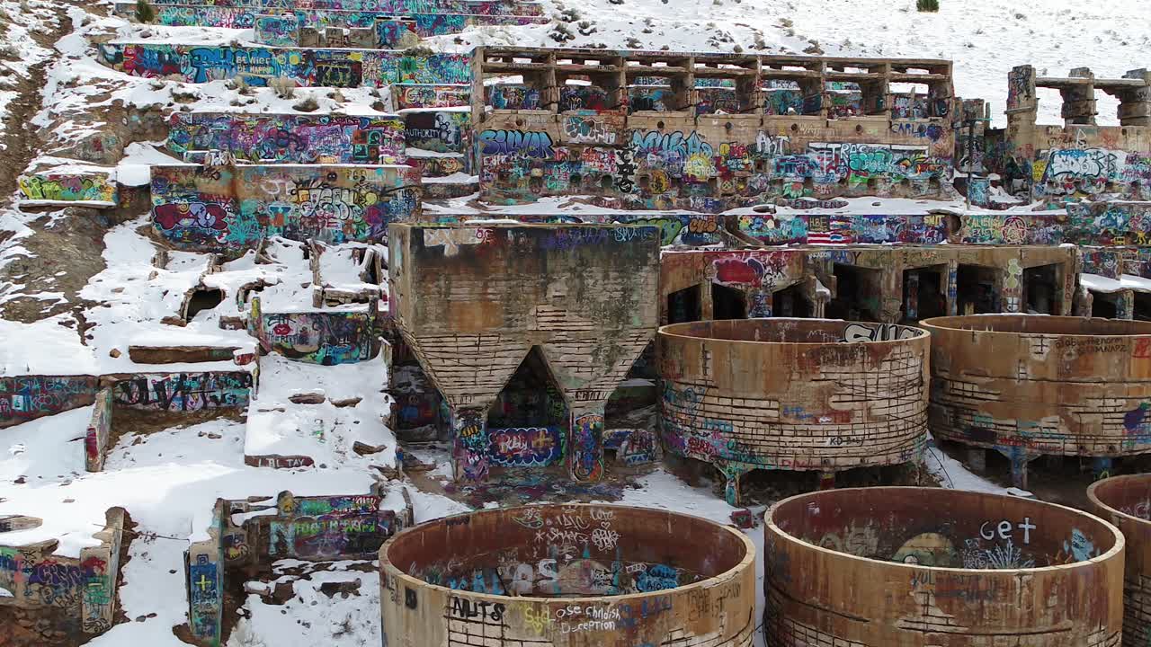 una foto de un dron del antiguo molino tintic en genola, utah, captura el agua y los tanques de lixiviación, así como los tostadores, construidos en la década de 1920