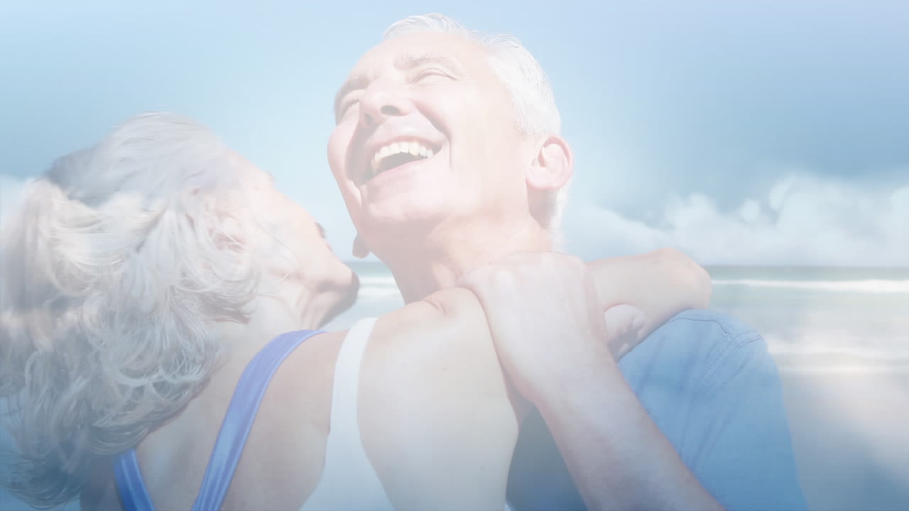 해변에서 춤을 추는 행복한 고령 부부 위에 반이는 빛의 애니메이션