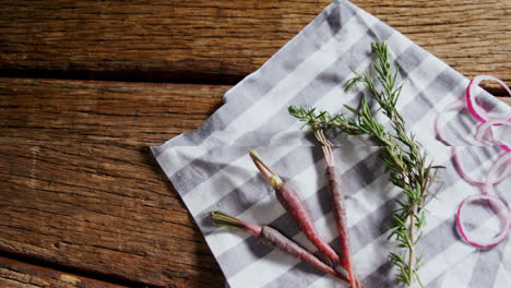 Carrots,-rosemary-and-onion-rings-on-napkin-4k