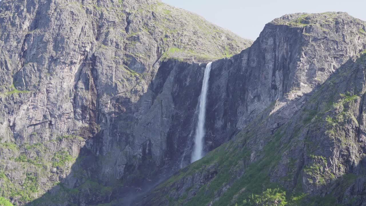 vista panorámica de las montañas y las cataratas mardalsfossen en noruega en un día soleado - toma amplia