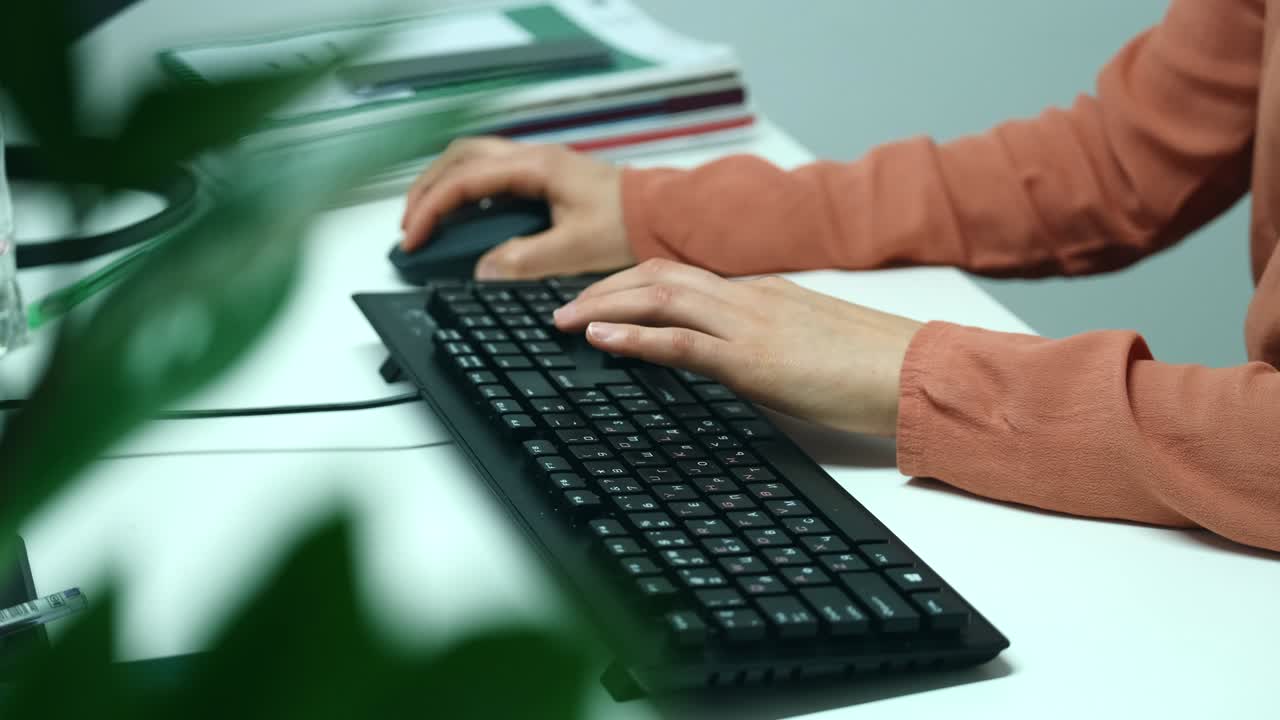 video en primer plano de una mujer trabajando en una computadora en la oficina