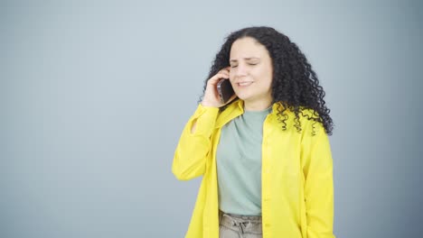 una joven que recibe malas noticias por teléfono se enoja.