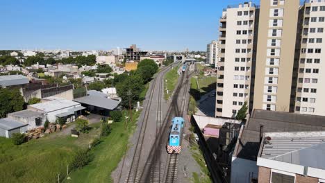 Locomotora-En-Dirección-A-La-Estación-De-La-Ciudad