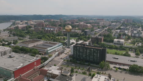 zoom aéreo fuera de la esfera solar en el centro de knoxville, tn