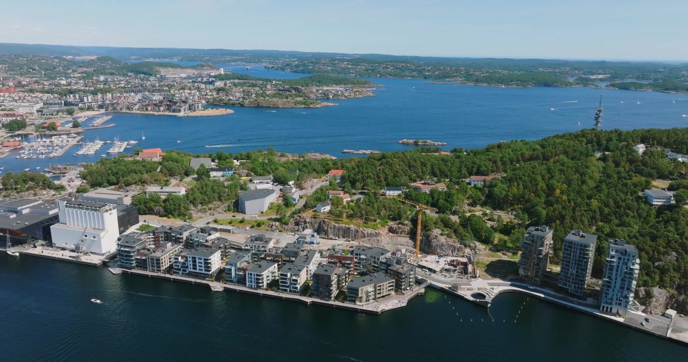 Veduta aerea del porto e della città costiera di Kristiansand, Norvegia, al rallentatore