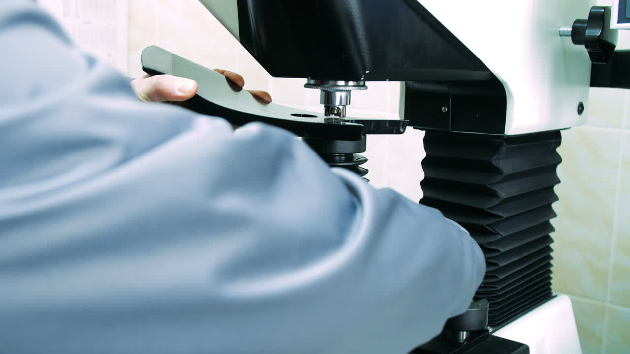 trabajador de fábrica que fija piezas en máquinas de perforación y fresado. ingeniero trabajando