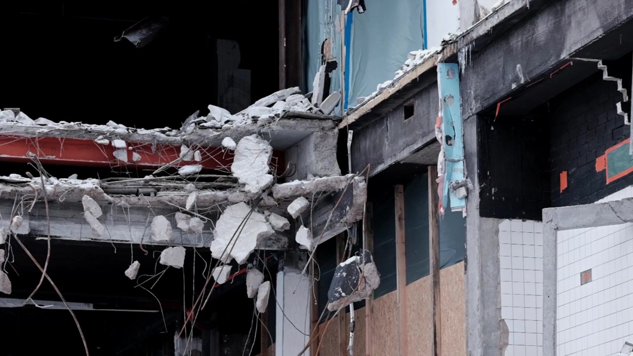 Un edificio demolito con macerie e acciaio.