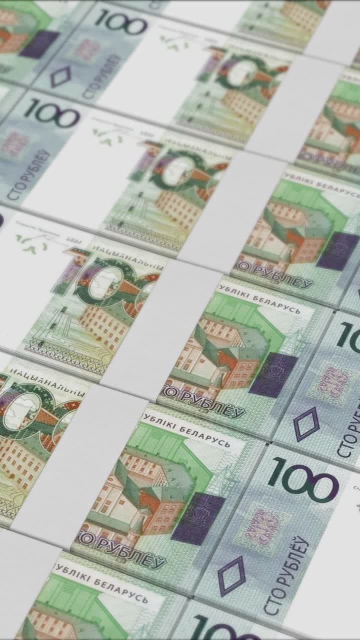 vídeo vertical de billetes de 100 rublos bielorrusos impresos por una imprenta de dinero