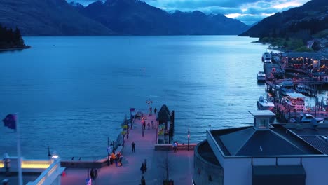 Antena-Sobre-Queenstown,-Nueva-Zelanda-Por-La-Noche-O-Al-Anochecer-1