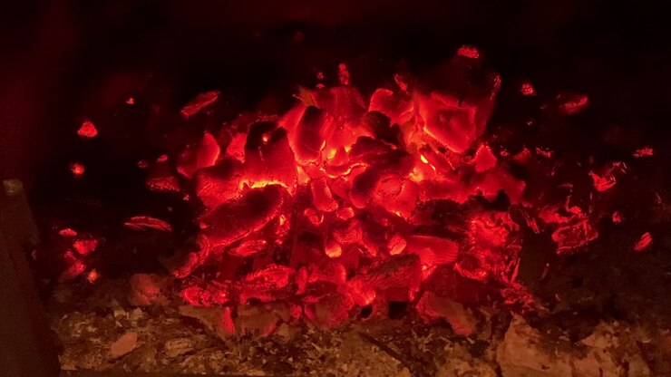 Arang panas yang membara di dalam perapian atau panggangan, menghasilkan panas dan efek bercahaya dalam kegelapan.