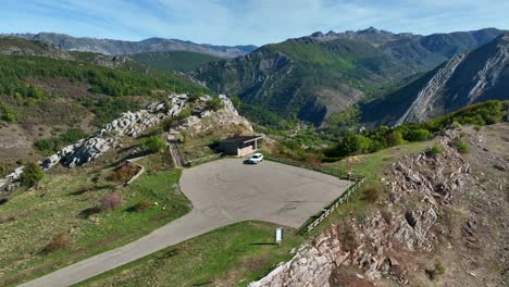 Coche-Aparcado-En-La-Parte-Superior-Del-Mirador-Panorámico-En-Valporquero,-León,-España