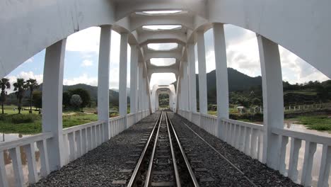 el paisaje de lapso de tiempo nubes puentes del tren en tailandia