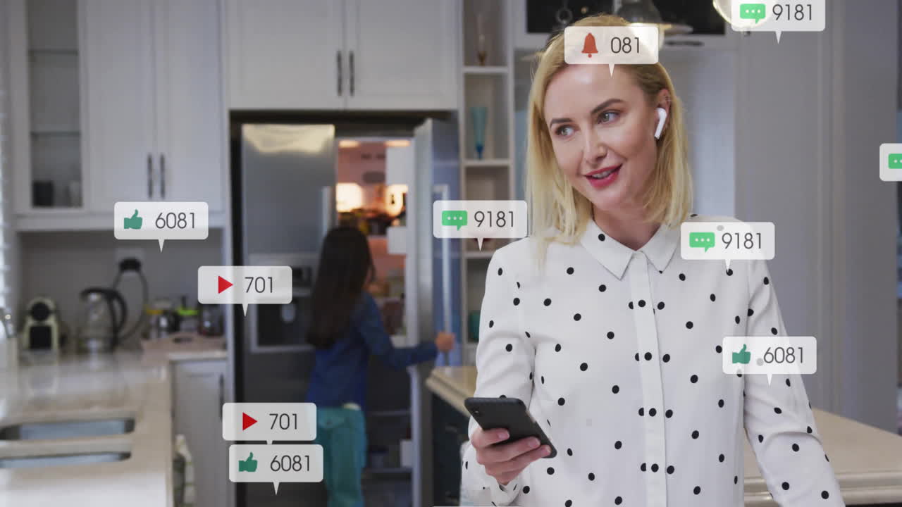 notificaciones y animación de gustos sobre mujer usando teléfono inteligente en la cocina