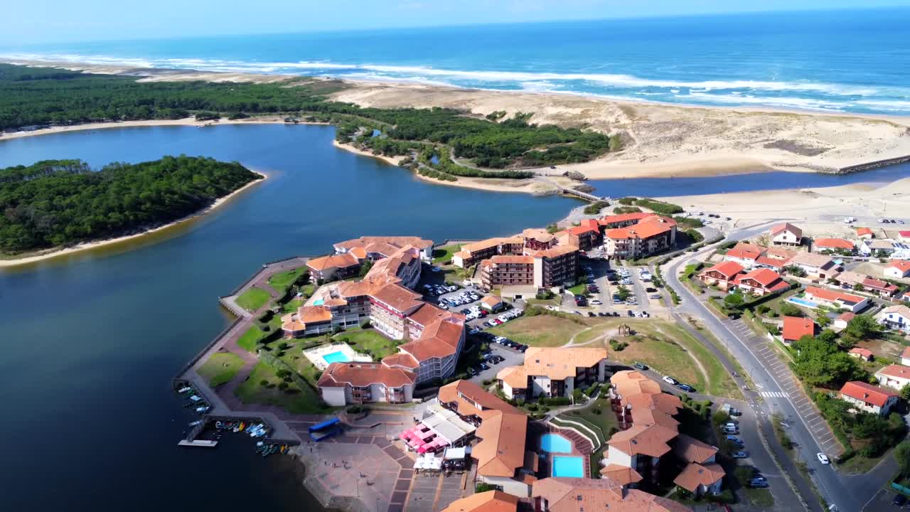 Vista Aerea di una Località Balneare Costiera con Laguna e Spiaggia Oceanica