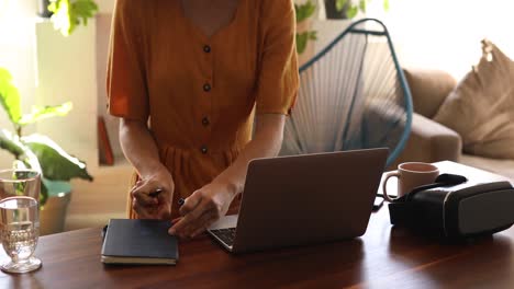 Mujer-Caucásica-Usando-Una-Computadora-Portátil-En-Casa