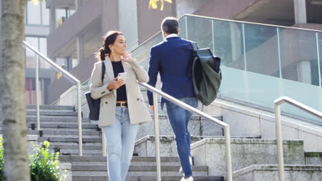 Empresario-Y-Empresaria-Viajando-Al-Aire-Libre-Pasando-Pasos-De-Camino-Al-Trabajo