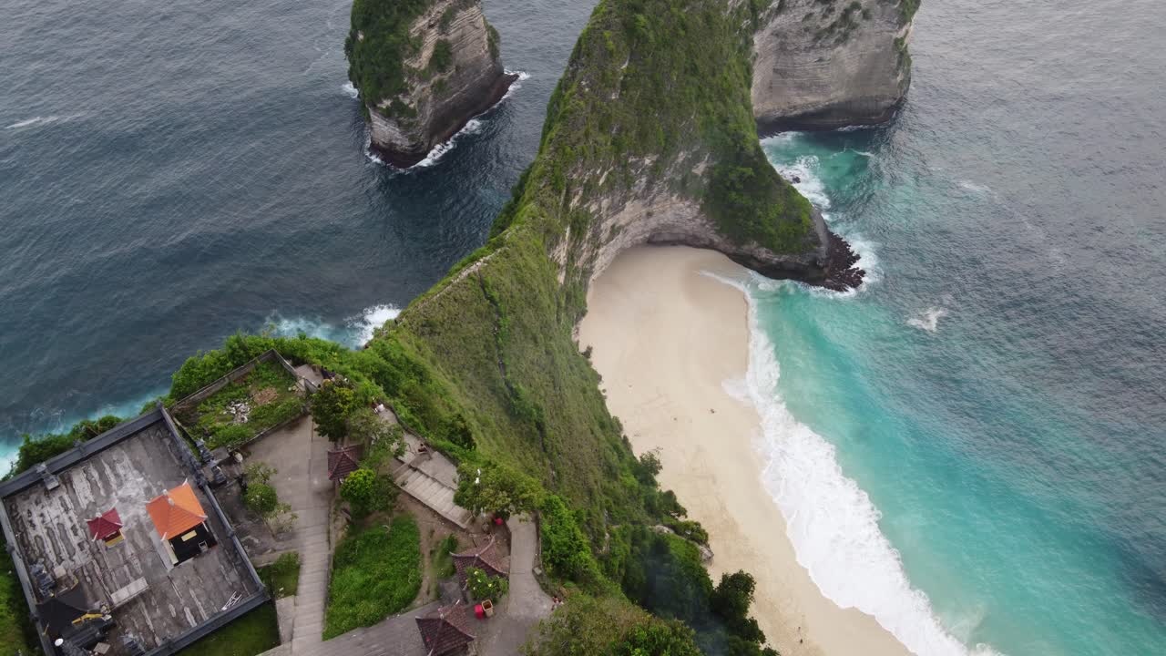 Kelingking Beach viewpoint on Nusa penida island with its Tyrannosaurus Rex or T