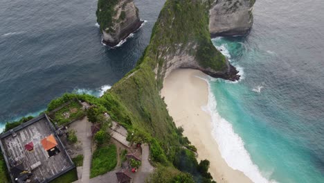 kelingking beach viewpoint on nusa penida island with its tyrannosaurus rex or t