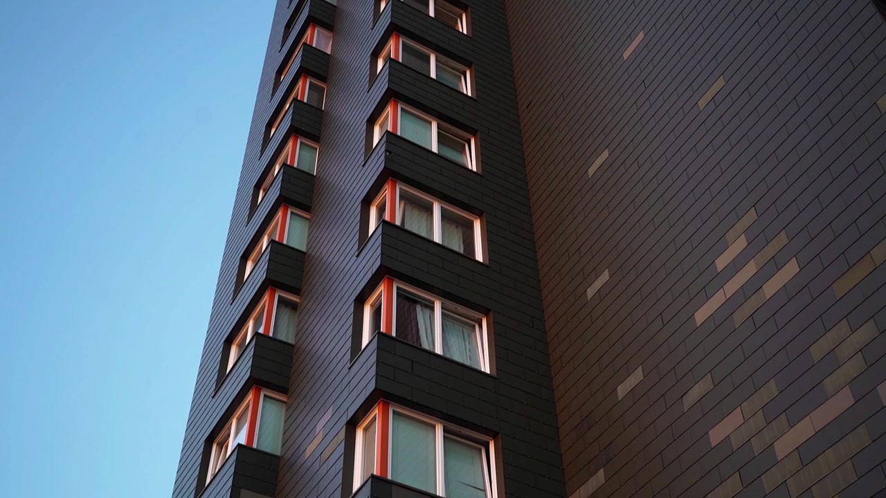 Rascacielos con ventanas en un barrio marginal alemán